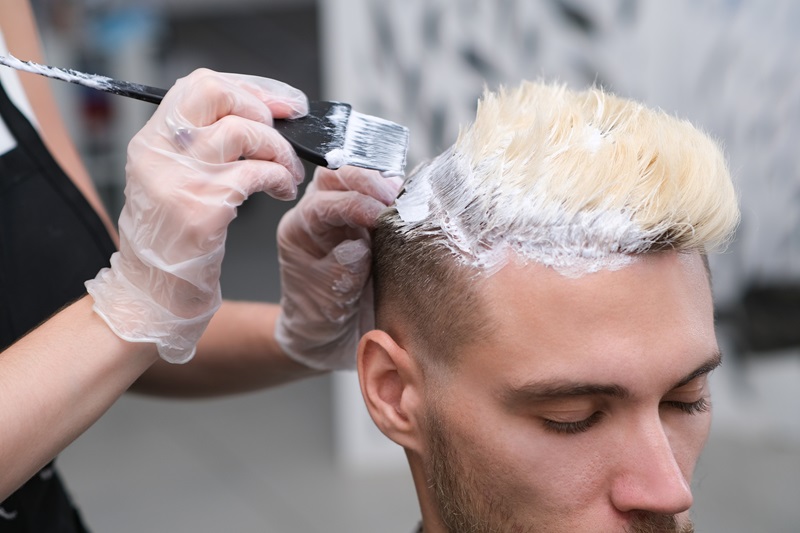 Should Men Dye Their Hair Before or After a Haircut?